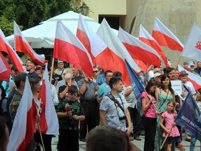 „Stop masowej imigracji” – protest mieszkańców na tarnowskim rynku [19.07.2025]