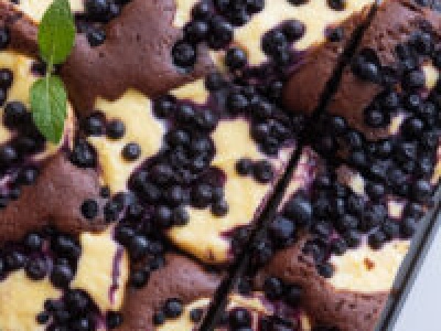 Sernikobrownie z jagodami