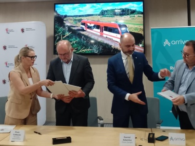 Reaktywacja połączeń kolejowych w regionie! Samorząd województwa podpisał umowę z Arrivą