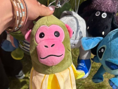 Szympansini bananini królową straganów. 