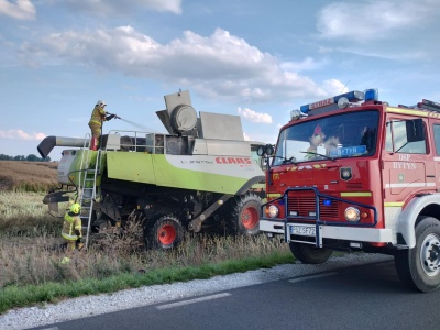 Pożar maszyny rolniczej na polu