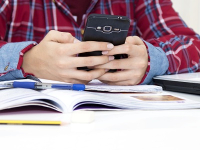 Zakaz korzystania ze smartfonów storpeduje lekcje informatyki. Problem z projektem ustawy