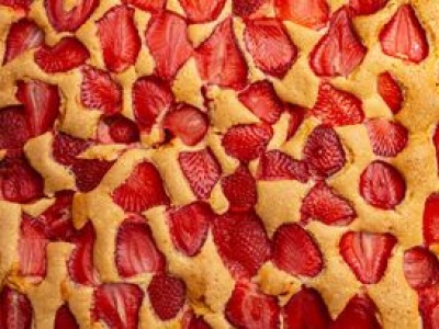Sezonowy hit śniadaniowy. Pieczony omlet z truskawkami