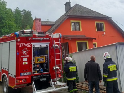 Mężczyzna poparzony podczas próby gaszenia pożaru domu