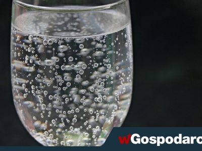 Co dzieje się, kiedy sięgasz po wodę w trakcie posiłku?