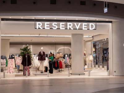 Burgundowa sukienka z Reserved nadaje kobiecego wdzięku każdej sylwetce. Luźna w Born2Be