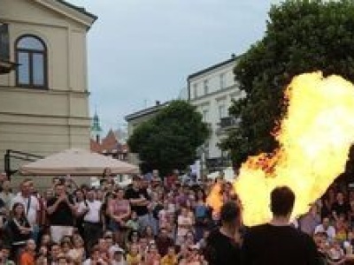 Trzeci dzień Carnavalu Sztukmistrzów – Lublin w rytmie śmiechu, magii i akrobacji