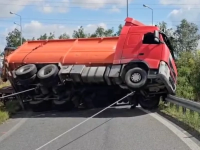 Pojazd przewożący kontener z makulaturą przewrócił się na zjeździe z autostrady A4