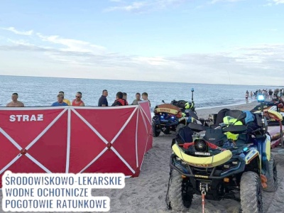Dramat na plaży w Sarbinowie. Na oczach tłumu walczyli o życie seniora