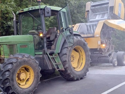 Prasa rolnicza zapaliła się na drodze. Maszynę ugasili policjanci