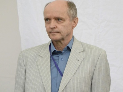 Od lat żyje w cieniu starszego brata. Teraz karierę robi jego córka