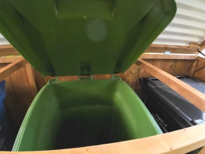 Wysyp na dno śmietnika. Muchy i inne insekty wreszcie znikną