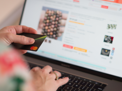 Cyberprzestępcy czyhają na Twoje konto. Jak bezpiecznie płacić w sieci?