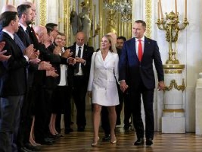 Pierwsza dama Marta Nawrocka: lojalna żona, matka trojga dzieci. Obroni kobiety czy zamilknie?