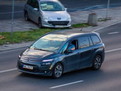 Samochód kontra transport publiczny: Dlaczego indywidualna mobilność wciąż wygrywa w Europie?