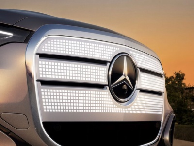 Mercedes zapowiada premiery 15 elektryków na najbliższe dwa lata. Nowy Mercedes GLC EQ z rozświetlonym diodami przodem