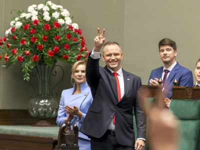 A więc wojna. Nawrocki idzie na rozbicie, mruga do Hołowni i lewicy. Koalicji to źle wróży
