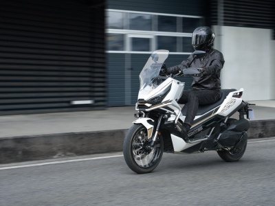 Zontes 368G. Skuter ADV, który nie udaje motocykla i po prostu robi robotę