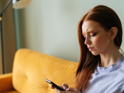 SMS od kuriera albo banku? Nie daj się złapać w pułapkę oszustów