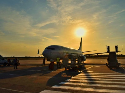 Sprawdzone sposoby na jetlag. Nowe badania mówią, że światło jest lepsze niż melatonina