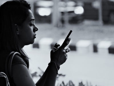 Nowe sposoby na oszustwa SMS — cyberprzestępcy atakują podszywając się pod różne instytucje