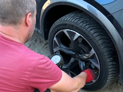 Naprawa przebitej opony. Nie musisz jechać do wulkanizatora