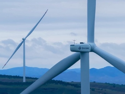 Ależ dziwactwo! Oto gigantyczna chińska turbina wiatrowa z dwoma łopatami
