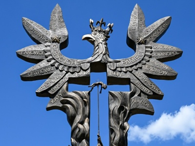 Pomnik w Domostawie zniszczony. Pojawiły się banderowskie napisy i symbole [FOTO]
