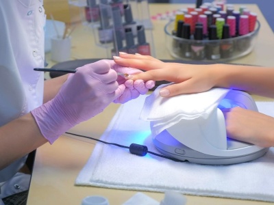 Toksyczna substancja w lakierach hybrydowych. Te produkty zostaną wycofane ze sprzedaży