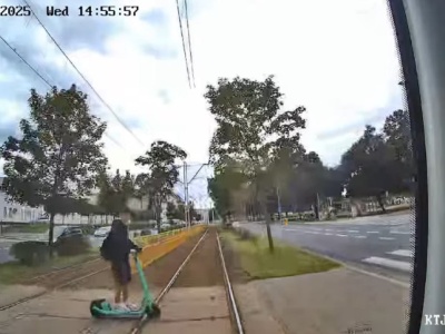 Szczecin: 19-latek wjechał pod tramwaj na hulajnodze. Teraz zapłaci za naprawę [WIDEO]