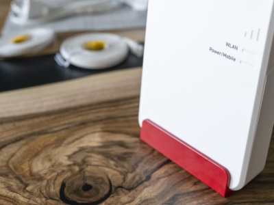 Recenzja FRITZ!Box 6860 5G. Ten router możesz wystawić nawet za okno!
