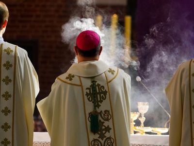 Kto nie wypisze się z Kościoła, straci 8 proc. pensji. Dokumenty już w parlamencie