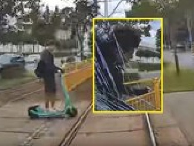 Nastolatek ze słuchawkami w uszach wjechał pod tramwaj. Wideo ku przestrodze