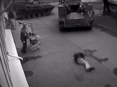 Cywil zastrzelony i ograbiony na ulicy. Nowe, drastyczne nagrania z Buczy [18+]