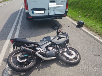 16-letni motocyklista trafił do szpitala po wjechaniu w busa!