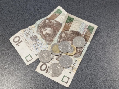 Zamiast 300 złotych jest 30. Niektórzy seniorzy rozczarowani rentą wdowią