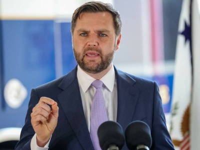 J.D. Vance chciał popływać kajakiem. Podniesiono dla niego poziom wody w rzece