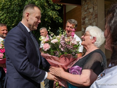 Prezydent Karol Nawrocki z wizytą na Podkarpaciu. Spotkał się z wielodzietną rodziną w Cmolasie [ZDJĘCIA]