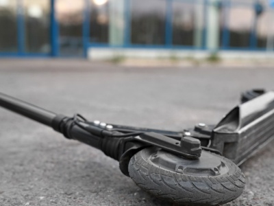 Hulajnoga elektryczna, ciężarówka, lokalna droga. 11-latek nie żyje