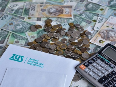Nawet 500 zł dodatkowo od ZUS. Kto może się starać o te pieniądze?