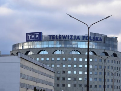 Skąd pieniądze biorą media publiczne w Europie? TVP w samym środku