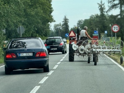 Rolnicy na drodze mają przywileje. Tego kierowcy aut często nie wiedzą