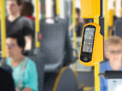 We wszystkich autobusach i tramwajach ZTM można już zapłacić za przejazd kartą