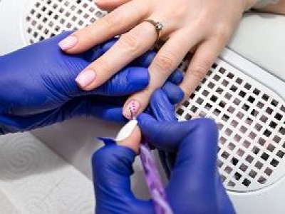 Unia Europejska zakazała hybrydowych paznokci? Wyjaśniamy