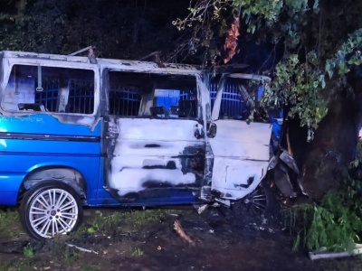 Strażacy jeszcze próbowali ratować kierowcę... Bus uderzył w drzewo i stanął w ogniu