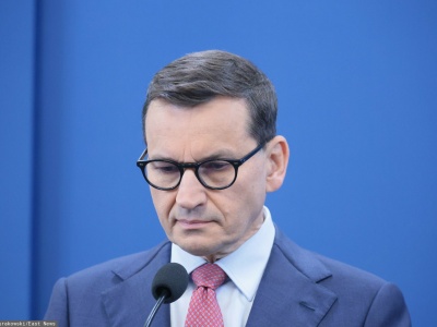 Morawiecki nagle chwycił mikrofon. Zwrócił się do żałobników. Łzy stają w oczach