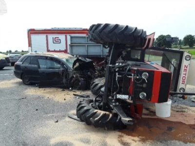 Toyota staranowała Zetora. Rolnik trafił do szpitala [FOTO]