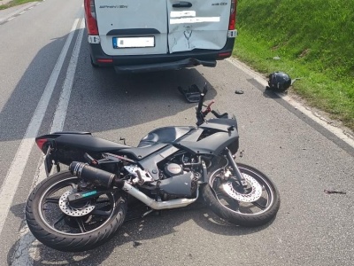 16-latek wjechał motocyklem w tył busa. Trafił do szpitala