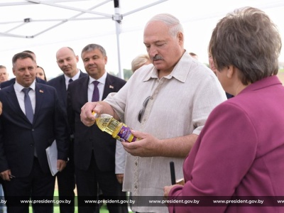 Łukaszenka nagle napił się oleju przed kamerami. 