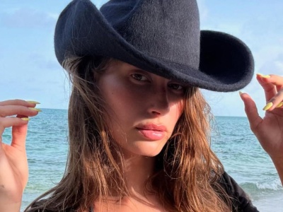 Drogeryjny produkt, dzięki któremu Hailey Bieber wygląda, jakby właśnie wróciła z wakacji